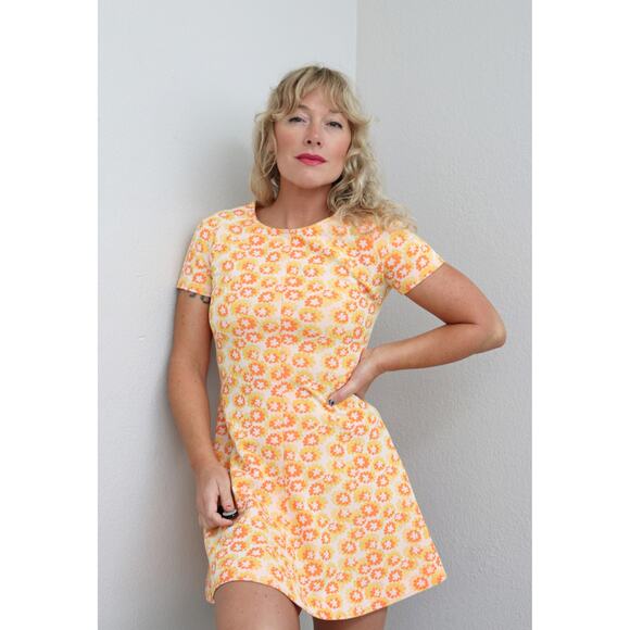 1960's Vintage Marigold Floral Mini Dress ~ Women's XS SM 70's Retro Mod Short - Picture 3 of 10